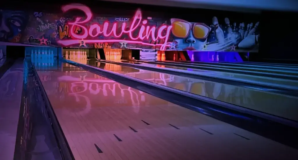 Pistes du Bowling de Montélimar avec éclairage néon