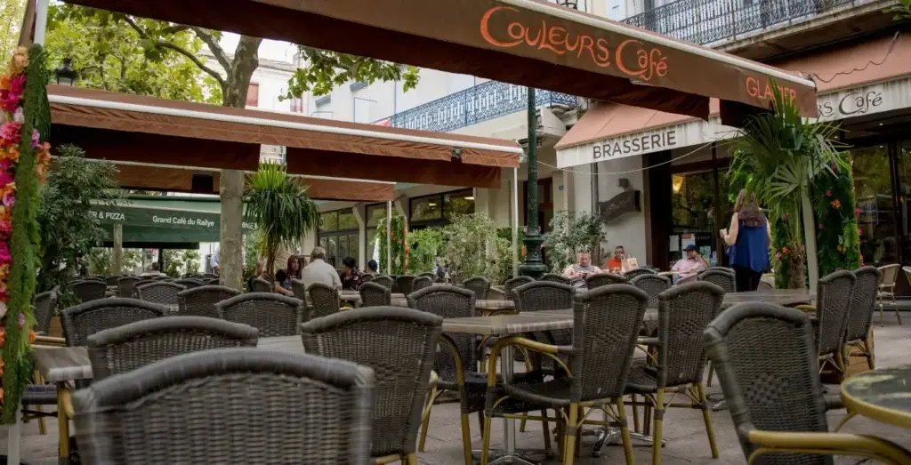 Terrasse de Couleurs Café sur les Allées Provençales à Montélimar